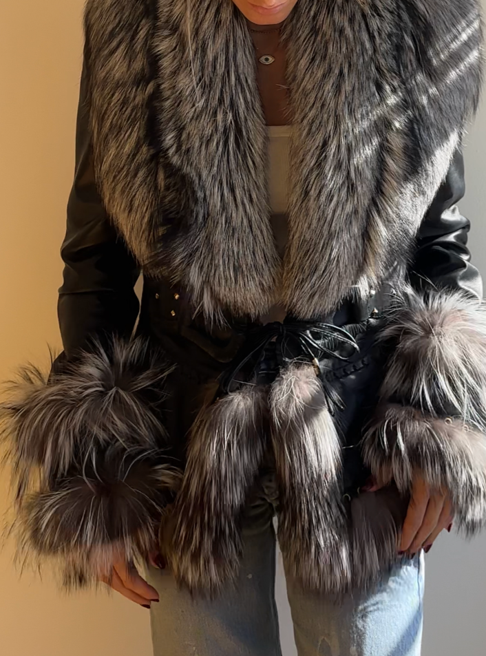 アウターその他 JUST CAVALLI Woman Fur coats Black 77PAS427CUDT0 QS8 Just Cavalli Outlet: Fur coats woman - Black | Just Cavalli
