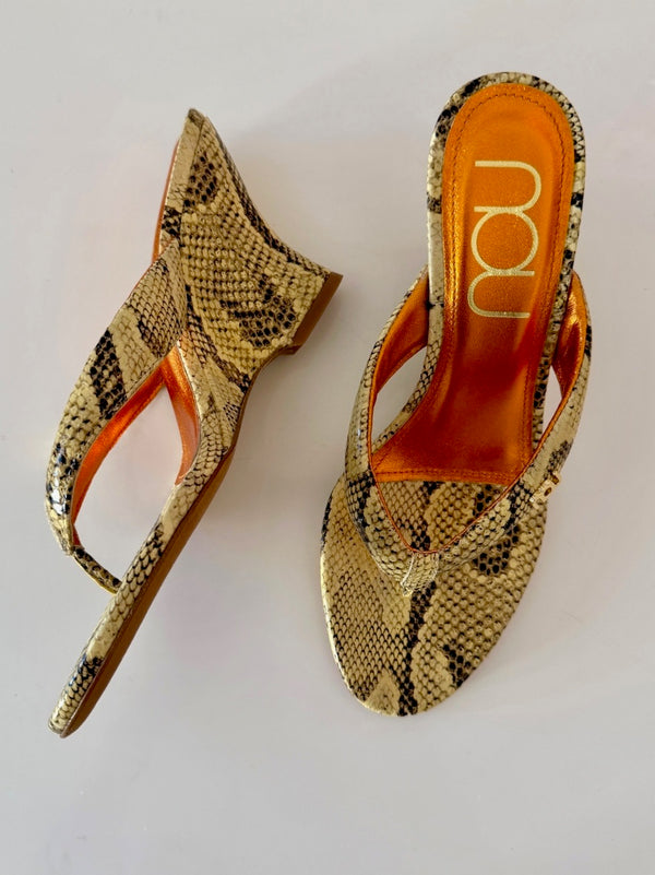 Customer wearing nou shoes