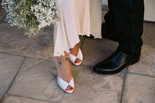 Customer wearing nou shoes
