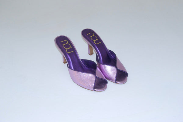 Customer wearing nou shoes
