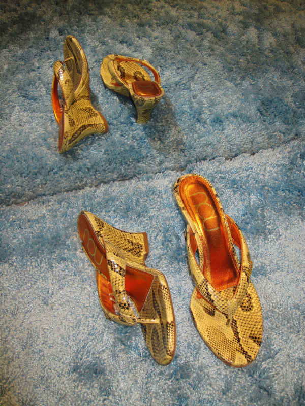 Customer wearing nou shoes
