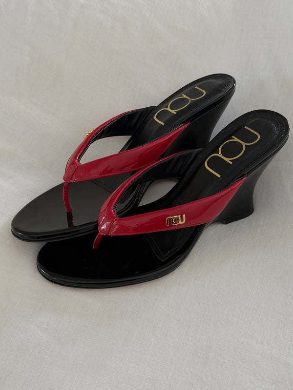 Customer wearing nou shoes