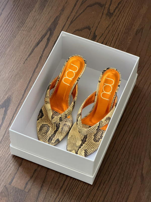 Customer wearing nou shoes