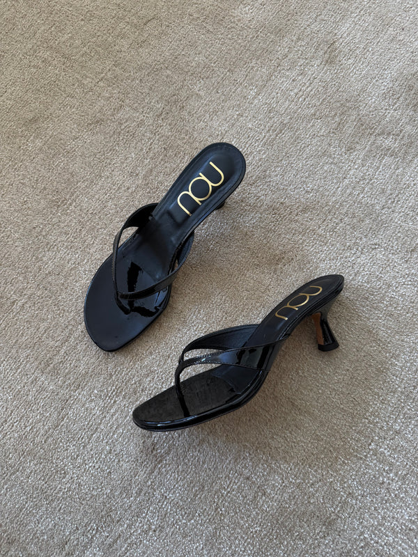 Customer wearing nou shoes