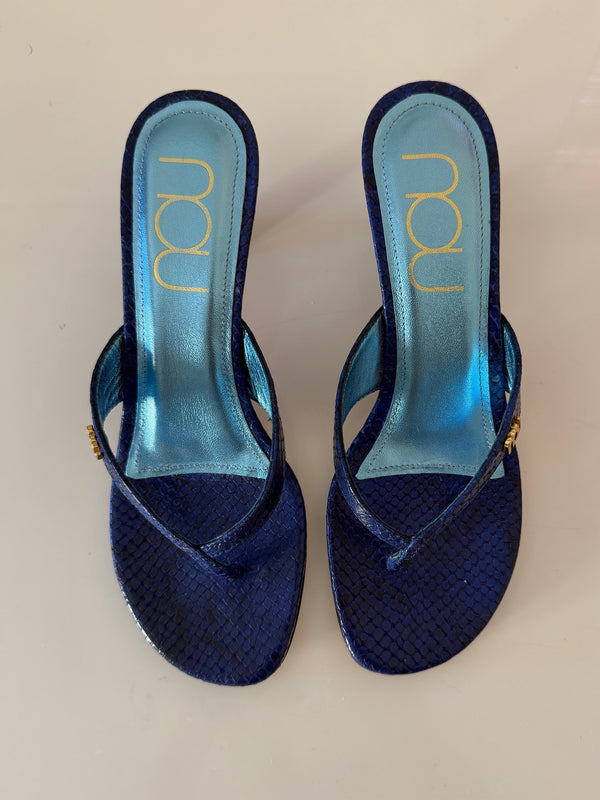 Customer wearing nou shoes