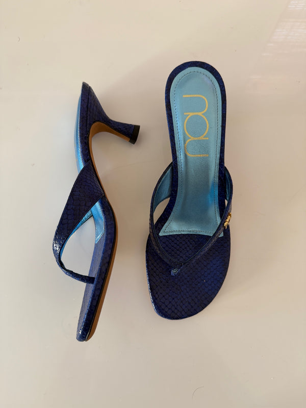 Customer wearing nou shoes
