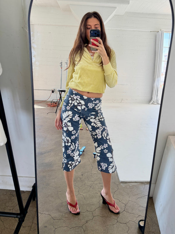 Customer wearing nou shoes