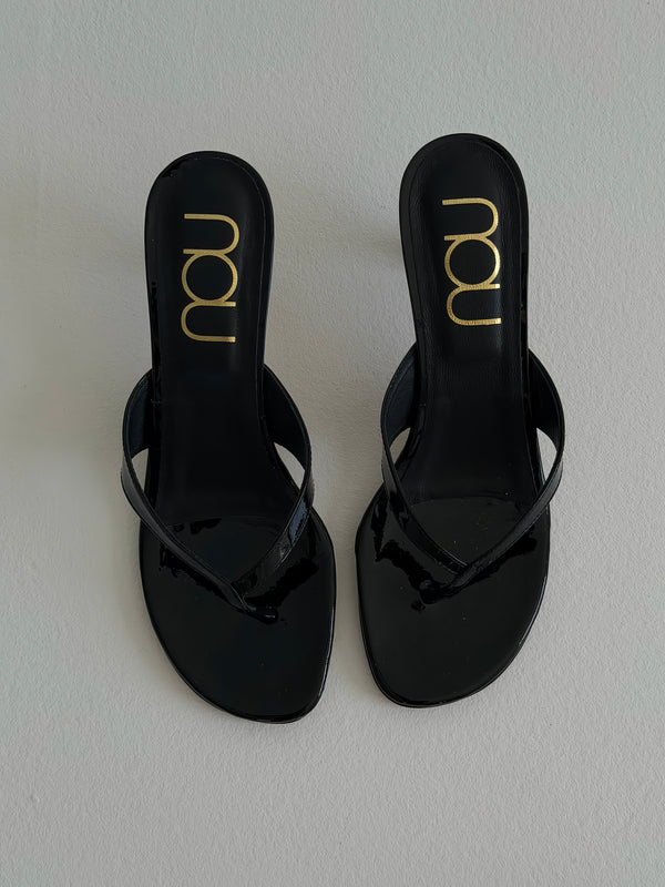 Customer wearing nou shoes