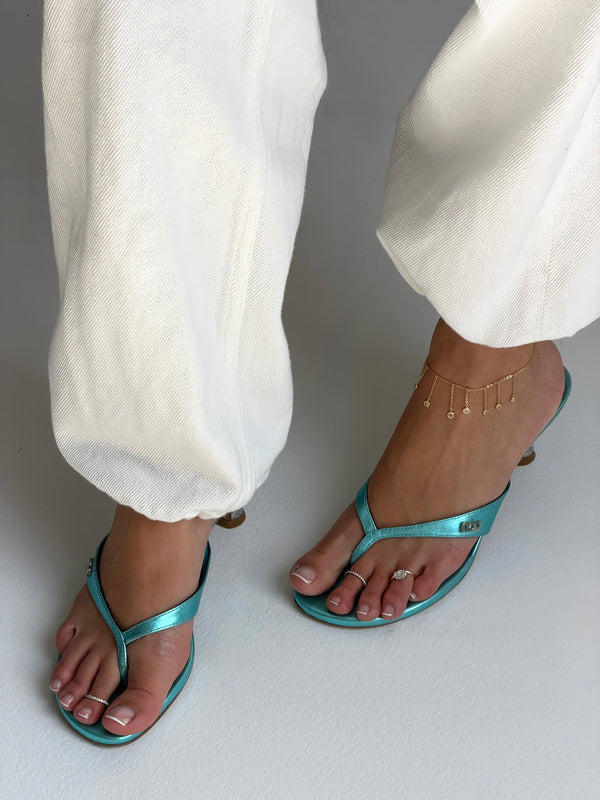 Customer wearing nou shoes