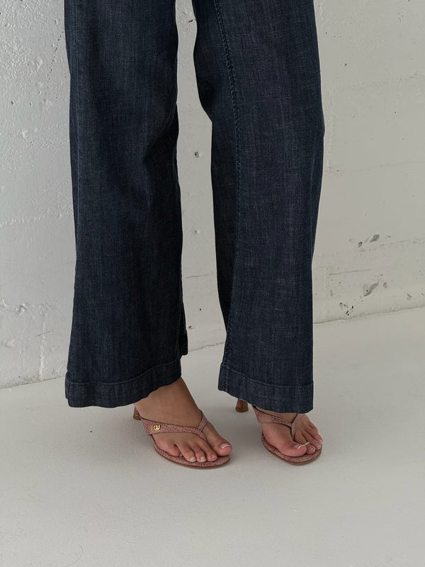 Customer wearing nou shoes