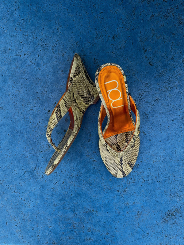 Customer wearing nou shoes