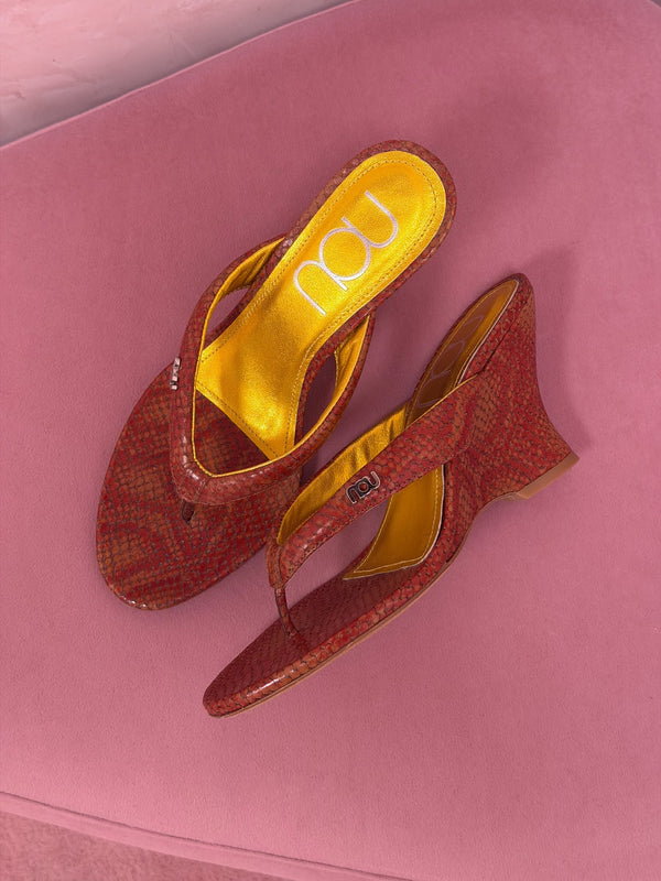 Customer wearing nou shoes