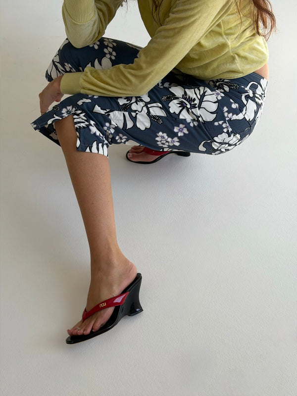 Customer wearing nou shoes