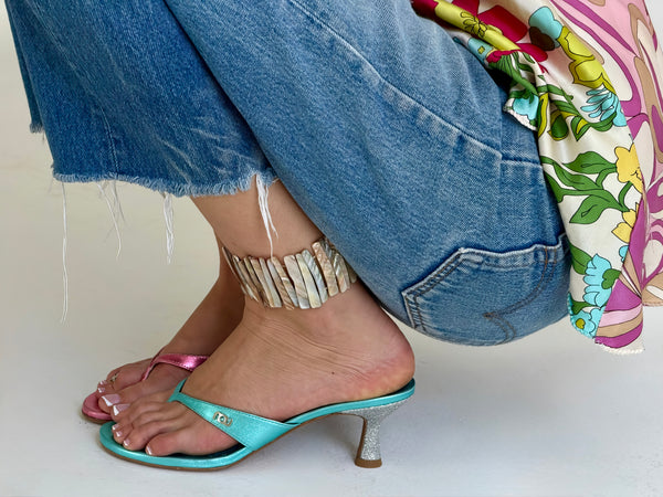 Customer wearing nou shoes