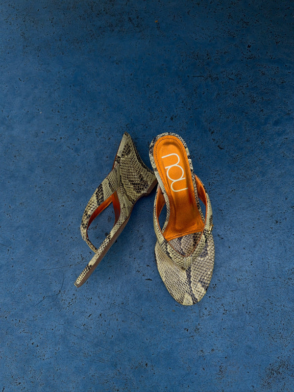 Customer wearing nou shoes