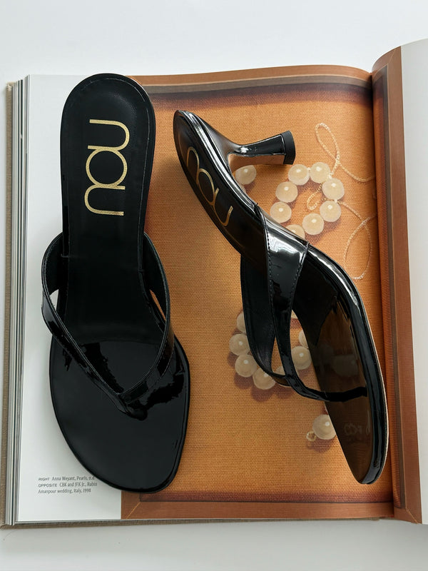 Customer wearing nou shoes