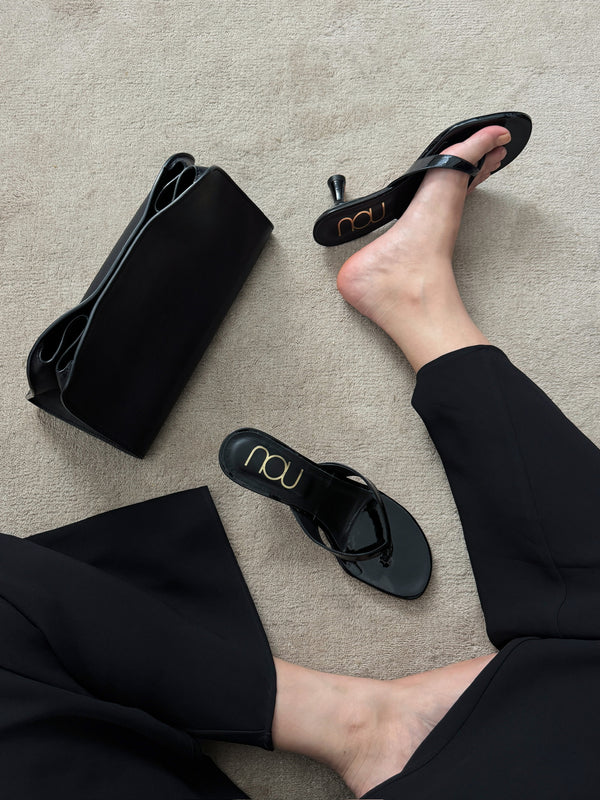 Customer wearing nou shoes