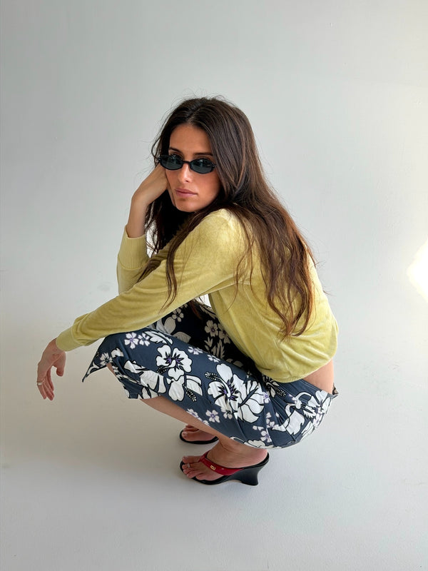 Customer wearing nou shoes