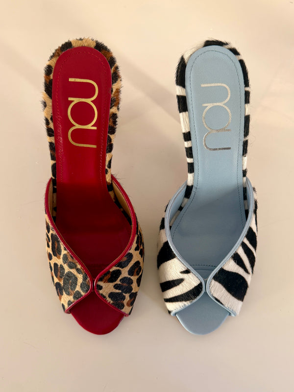 Customer wearing nou shoes