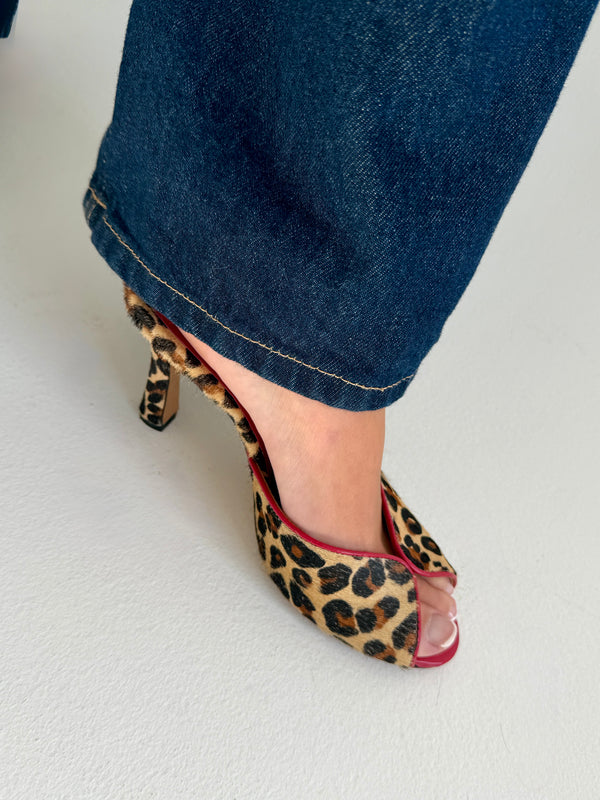 Customer wearing nou shoes