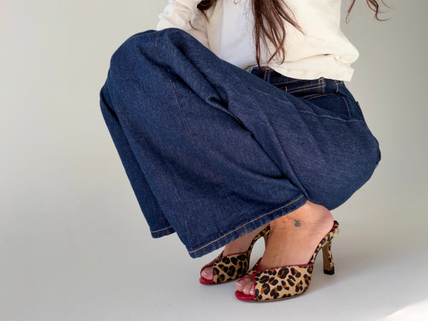 Customer wearing nou shoes