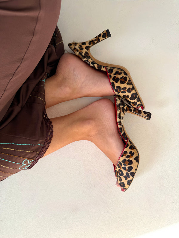 Customer wearing nou shoes