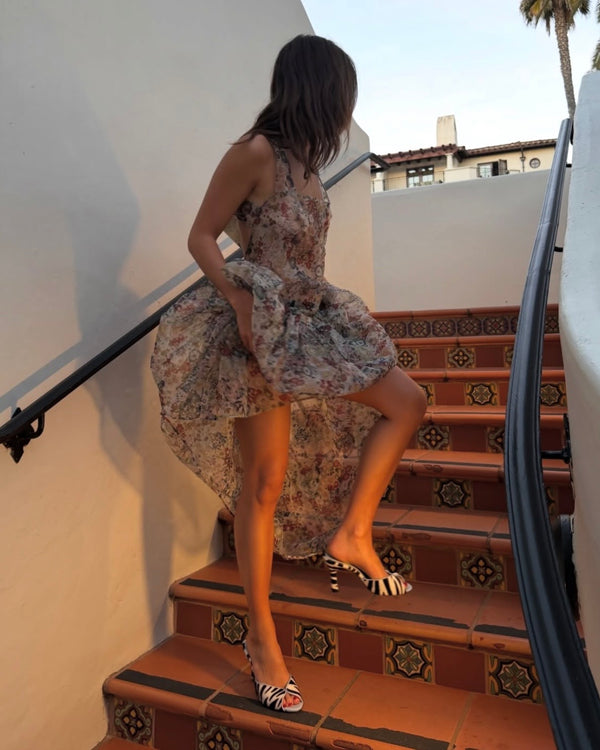 Customer wearing nou shoes