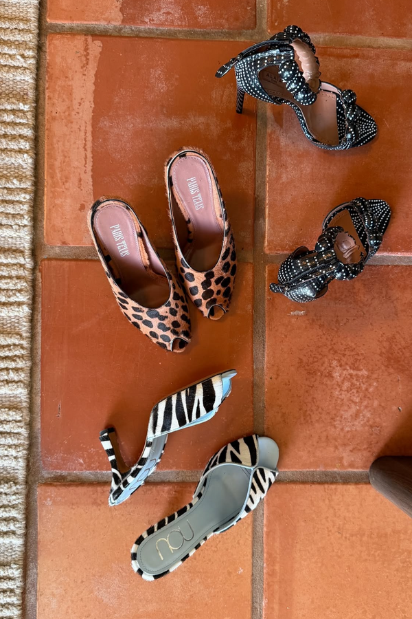 Customer wearing nou shoes