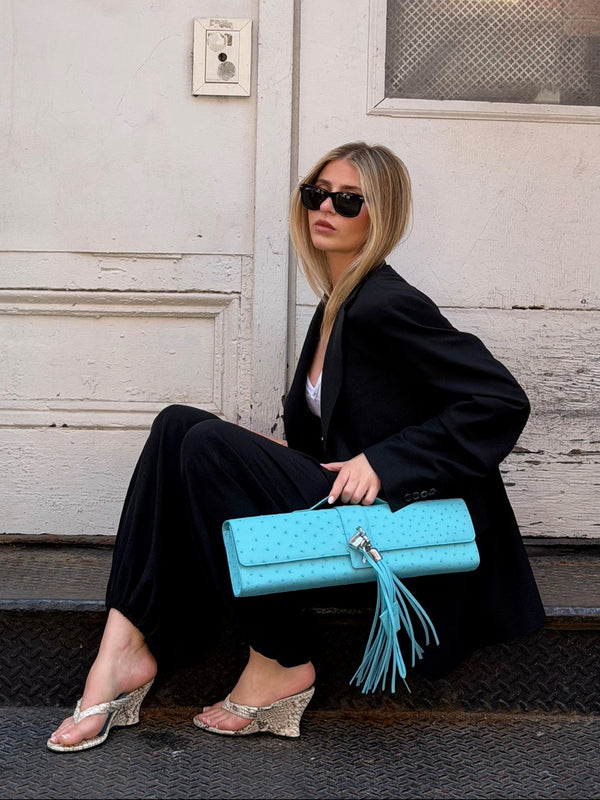 Customer wearing nou shoes