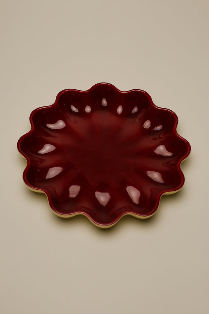 SCALLOPED CIRCLE SERVING DISH