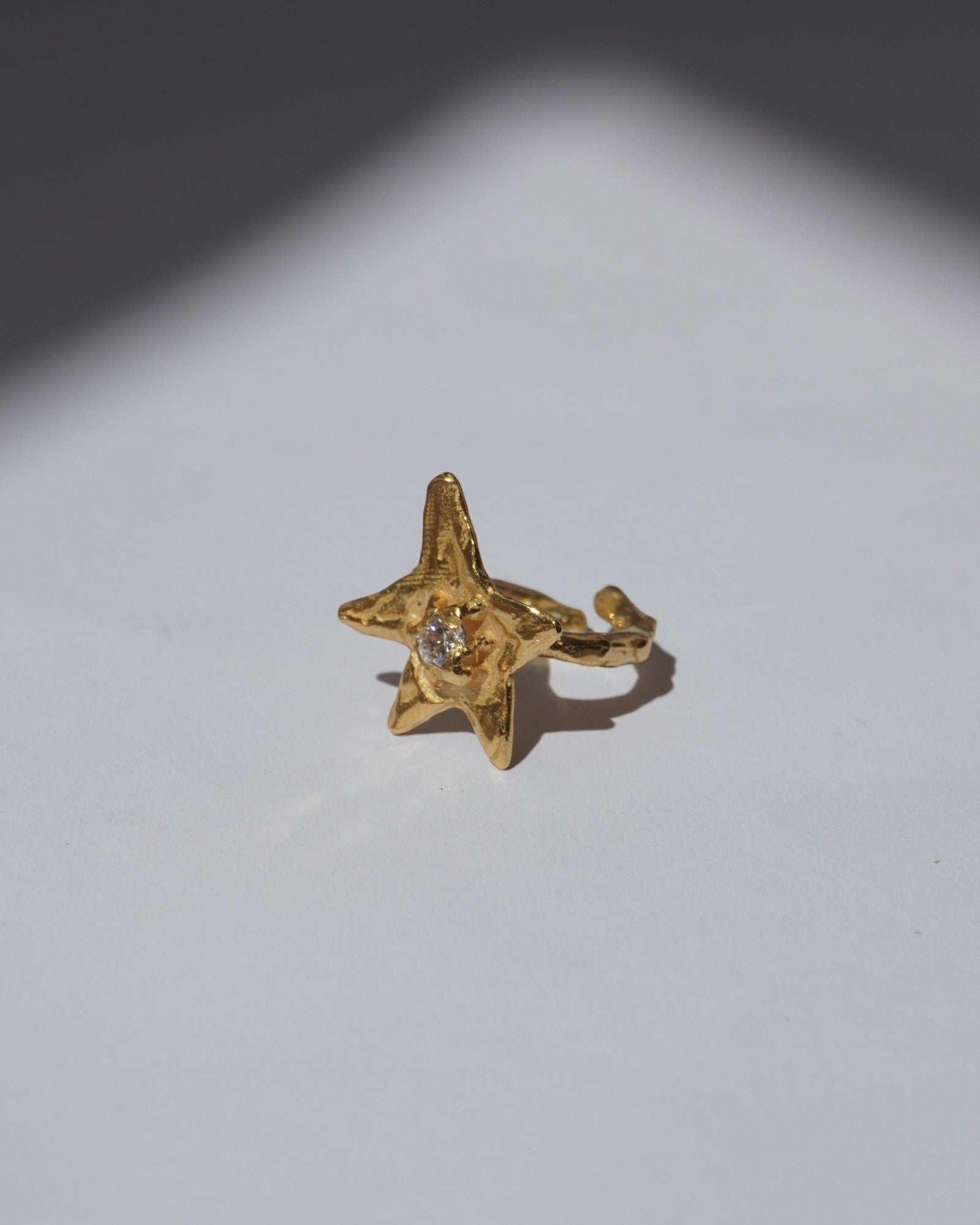NOU Astra star-shaped toe ring in 24K gold-plated sterling silver with a central crystal detail