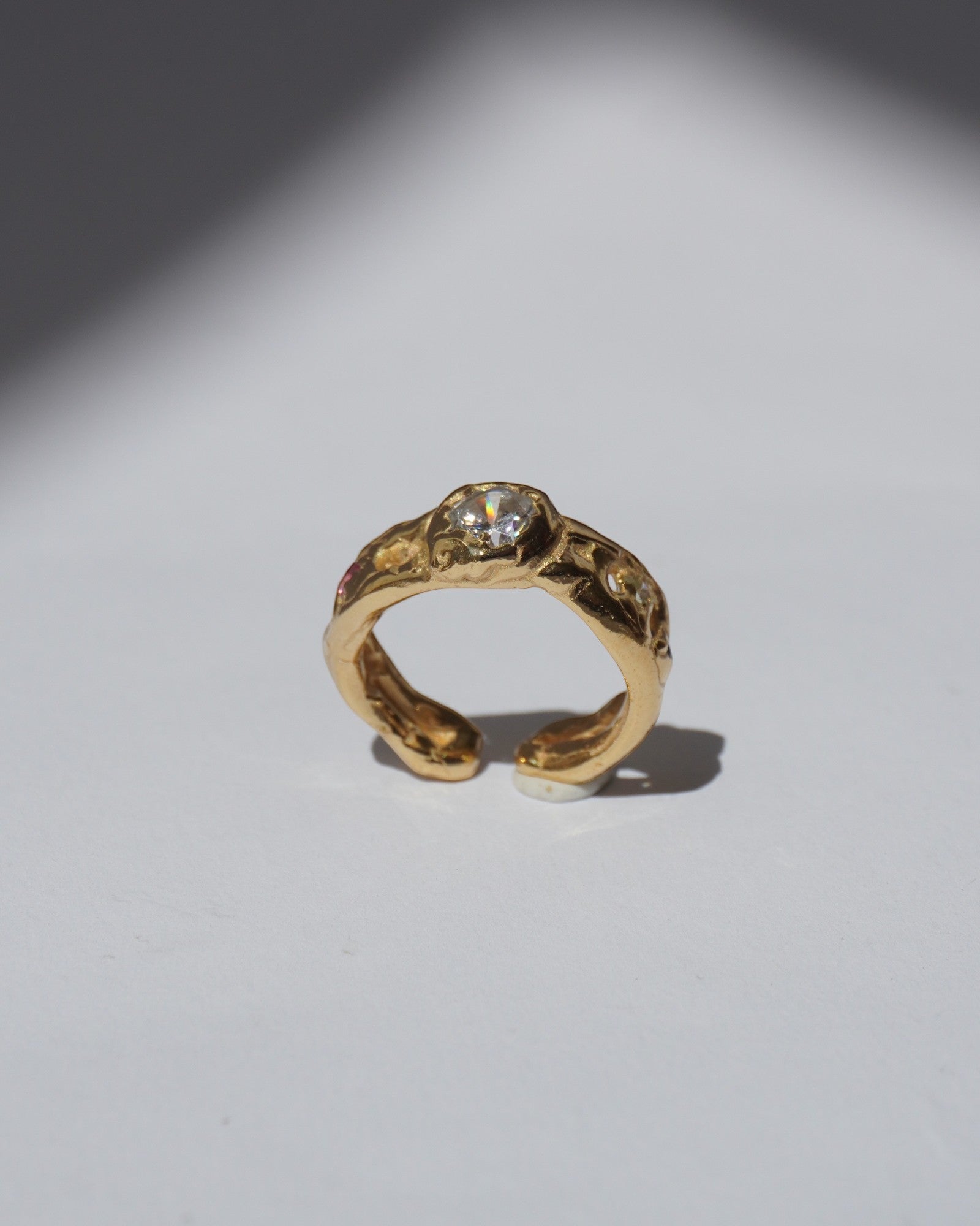 NOU Sirena adjustable toe ring in 24K gold-plated sterling silver with a central stone, handcrafted design.
