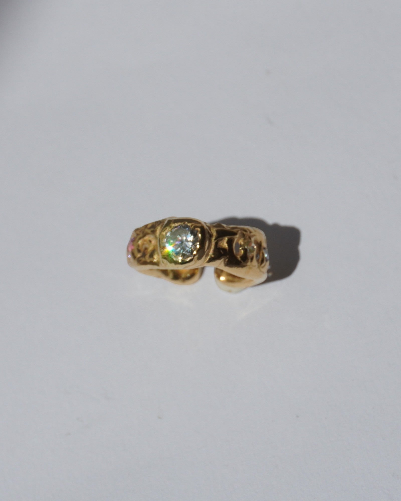 NOU Sirena toe ring in 24K gold-plated sterling silver with a textured finish and central sparkling stone