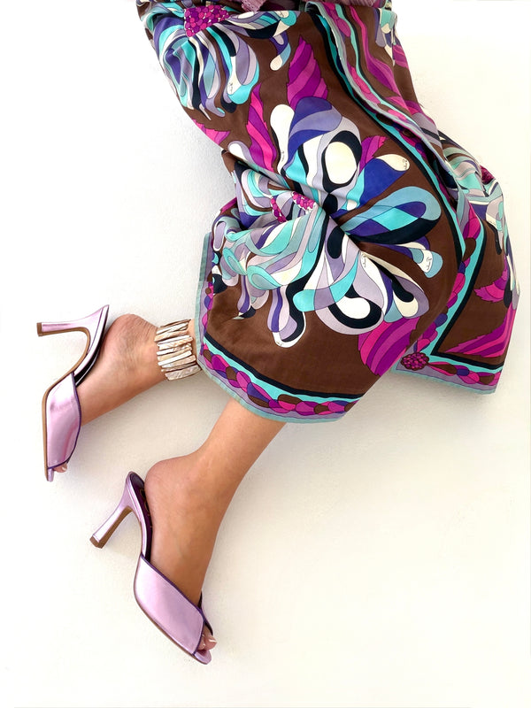Customer wearing nou shoes
